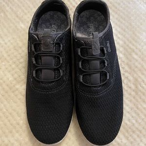 New Men’s Black Alapa Olukai size 8